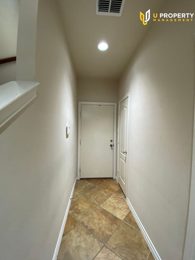Addison House: 15831 Breedlove Pl