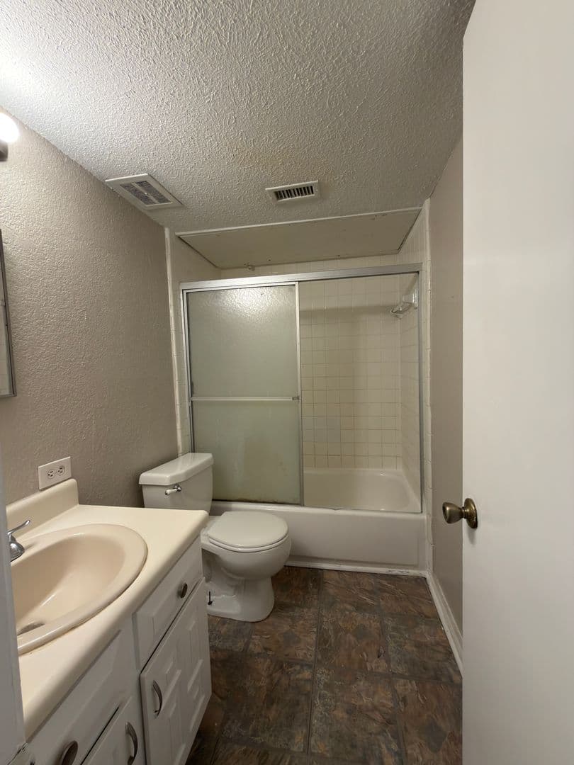 Garland House: 358 Valley Park Dr