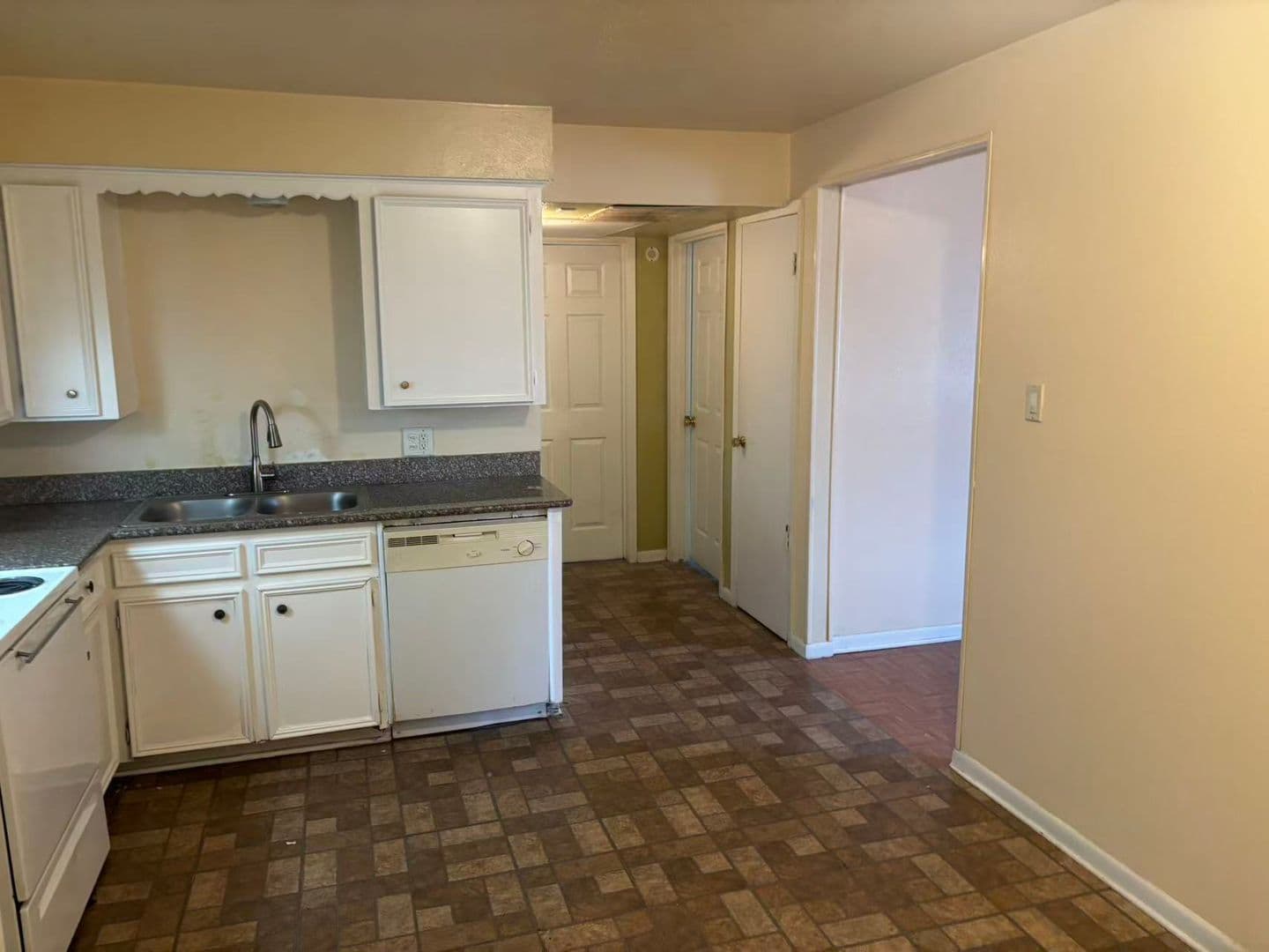 Desoto Apartment: 105 Woodhaven Dr