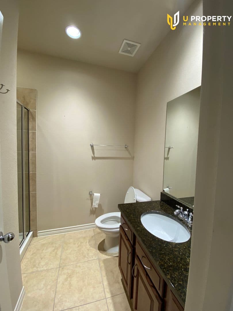 Addison House: 15831 Breedlove Pl