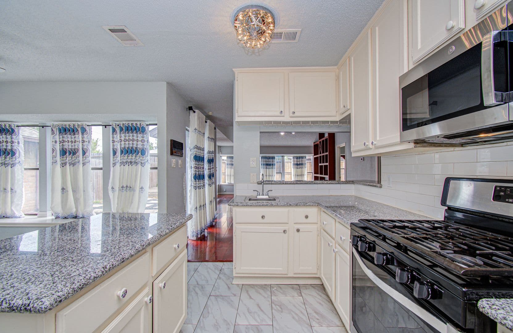 Houston House: 6823 Puerta Vista Ln