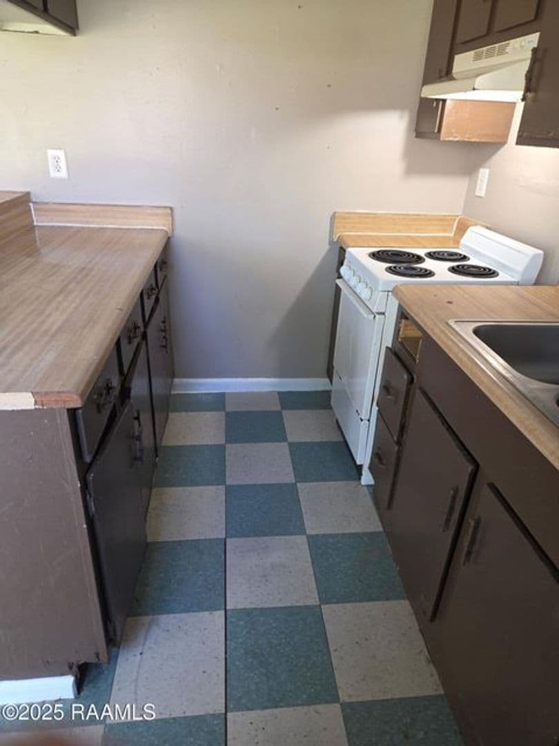 Duson Apartment: 118 N Marigny Circle