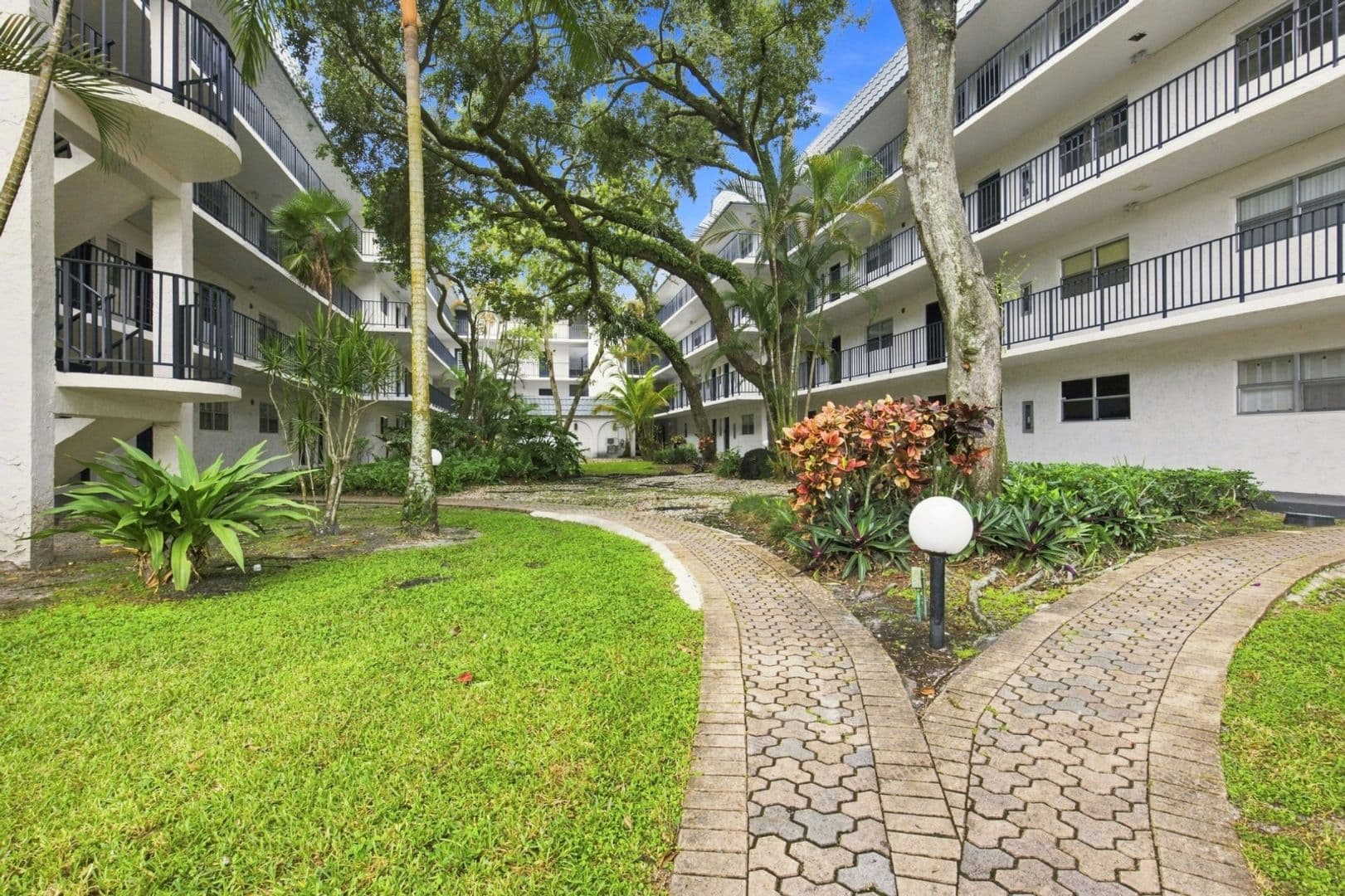 Lauderhill Condo: 3280 Spanish Moss Ter Apt 403