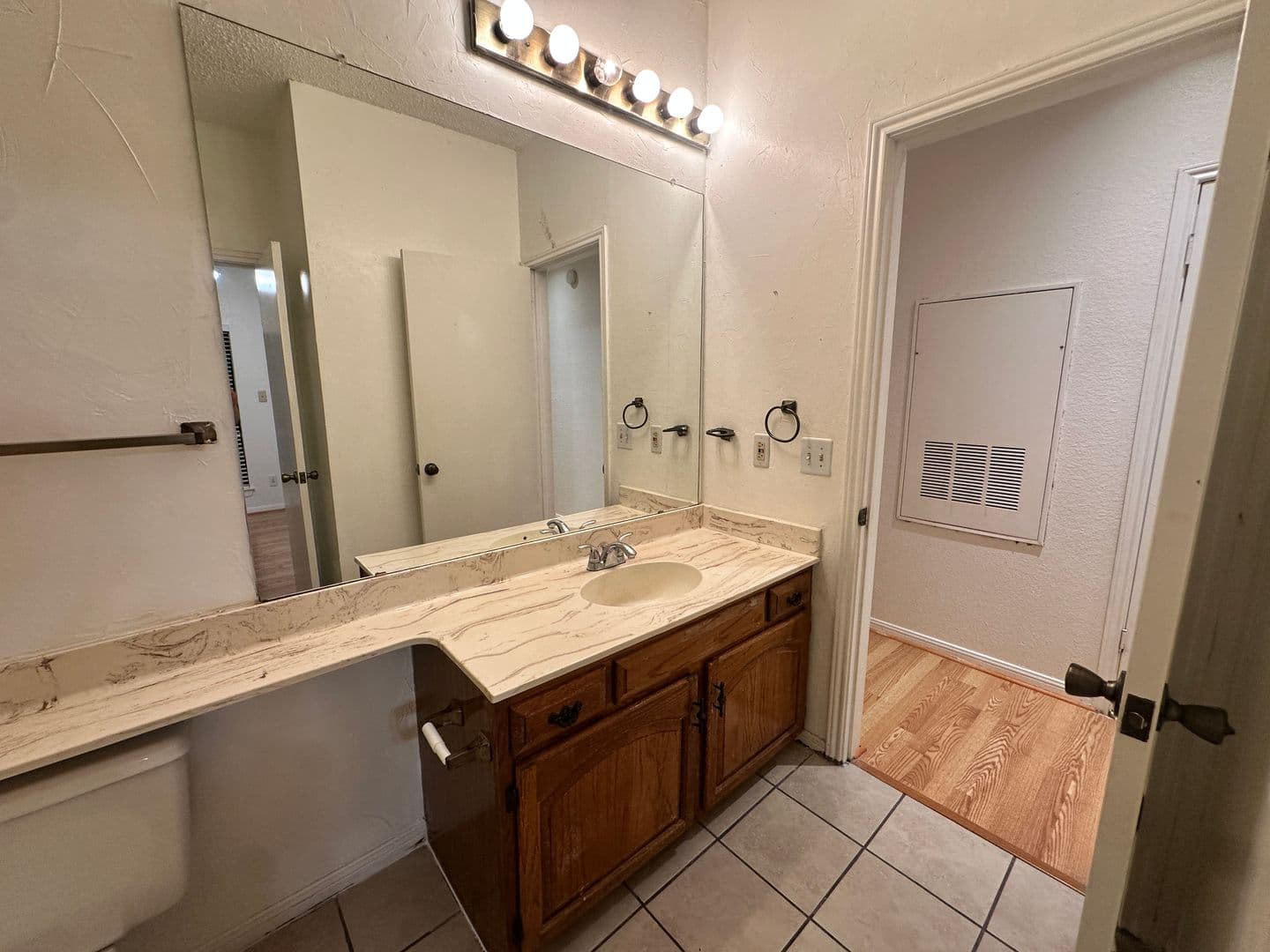 Austin House: 1906 Robbins Place, #308