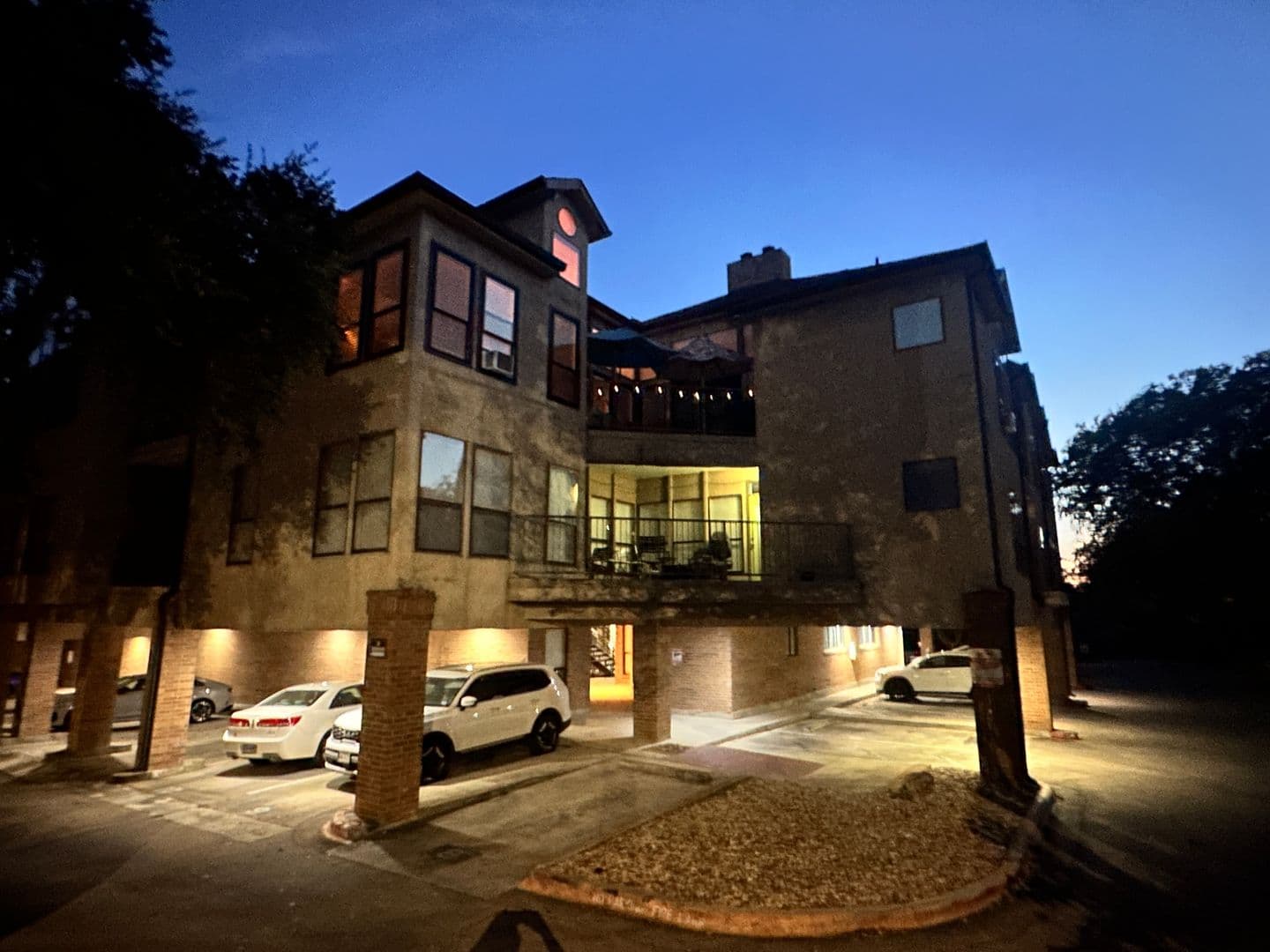 Austin House: 1906 Robbins Place, #308