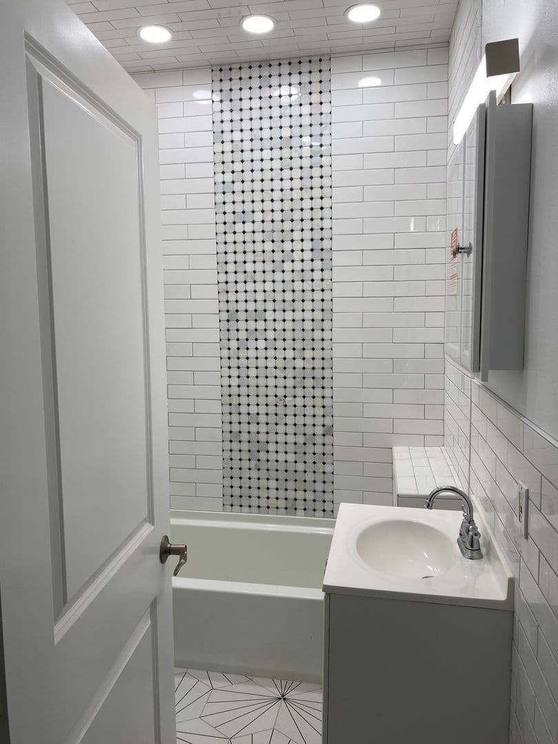 Austin House: 801 W 28th Street Unit A