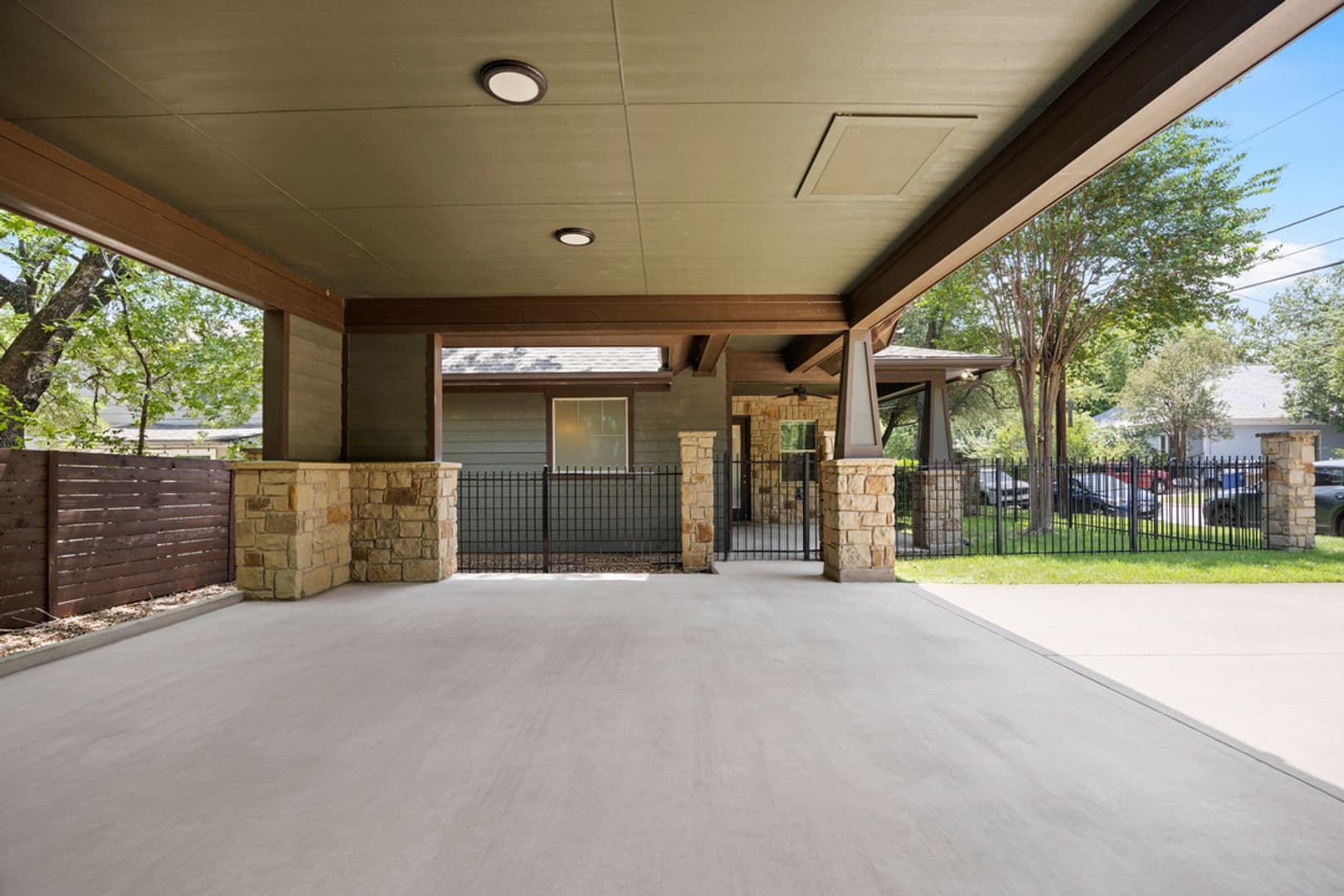Austin House: 3900 Willbert Road
