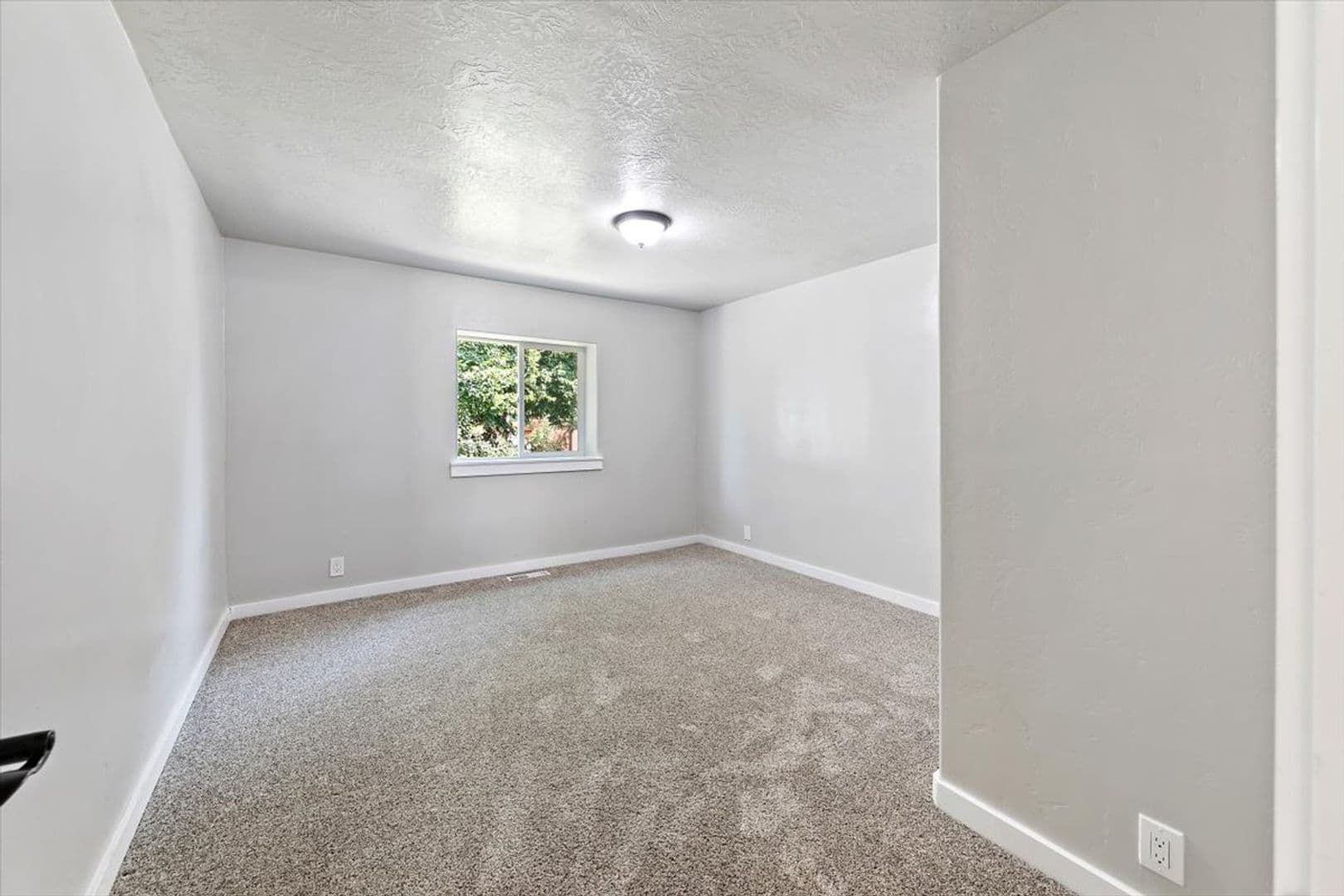 Middleton House: 297 Bard Ave