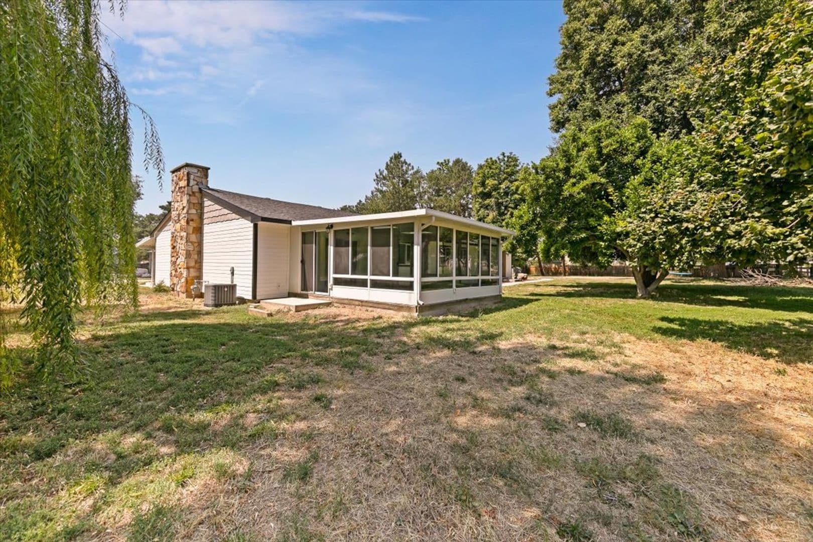 Middleton House: 297 Bard Ave
