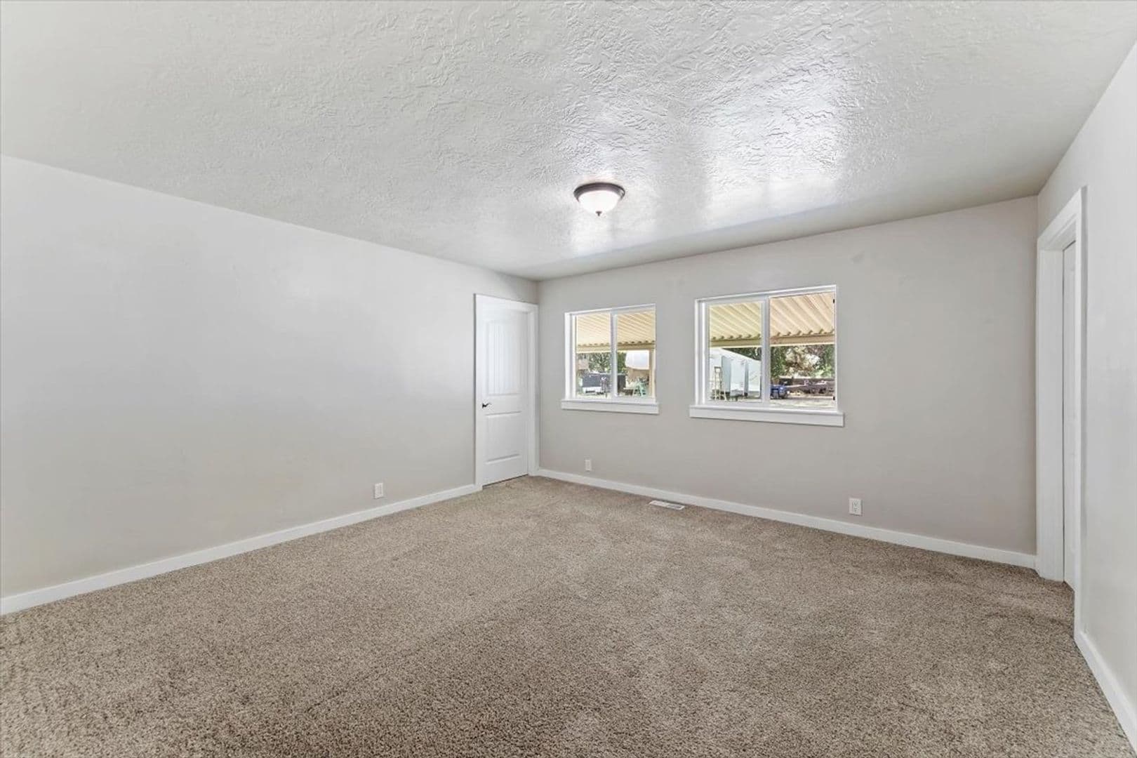 Middleton House: 297 Bard Ave