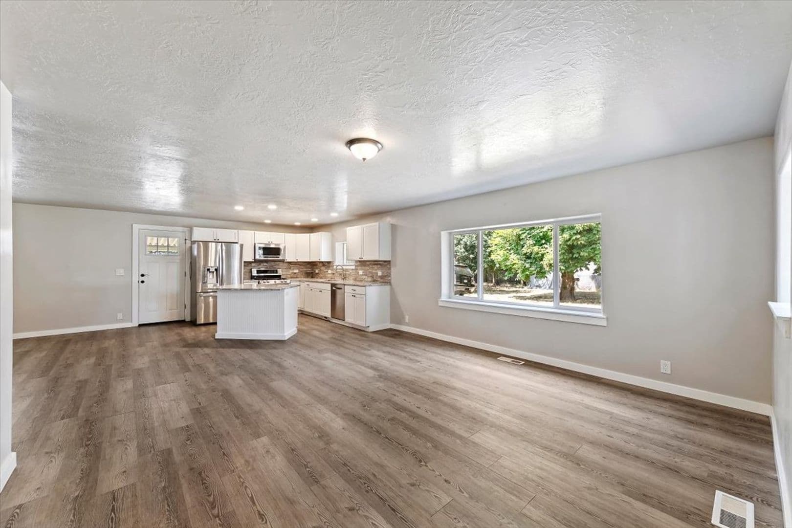 Middleton House: 297 Bard Ave