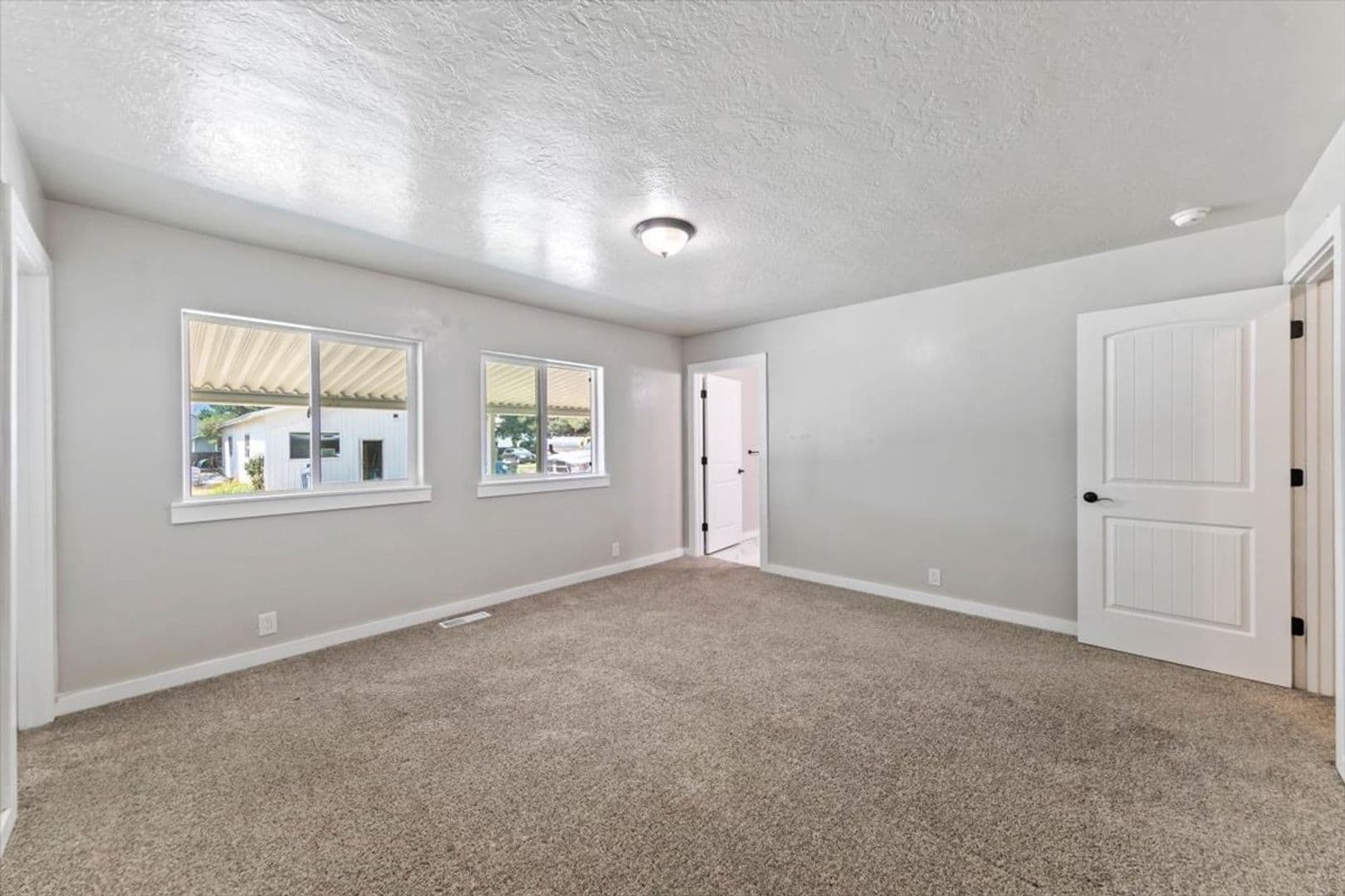 Middleton House: 297 Bard Ave