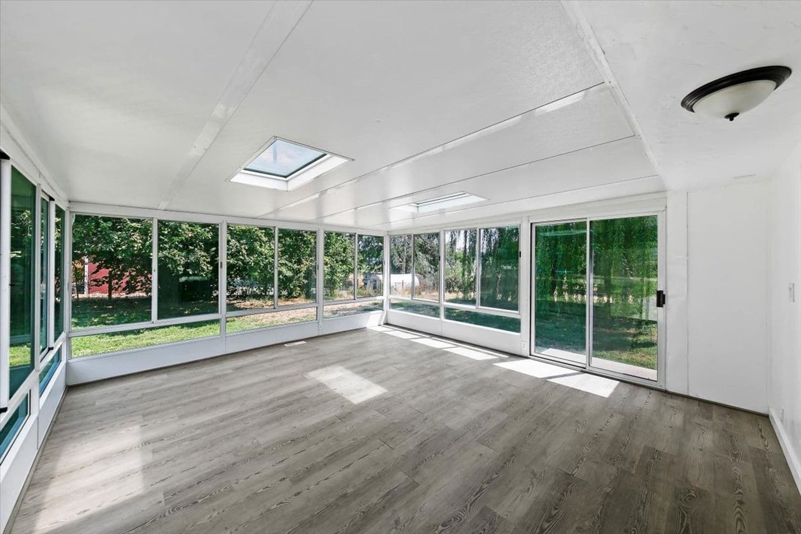 Middleton House: 297 Bard Ave
