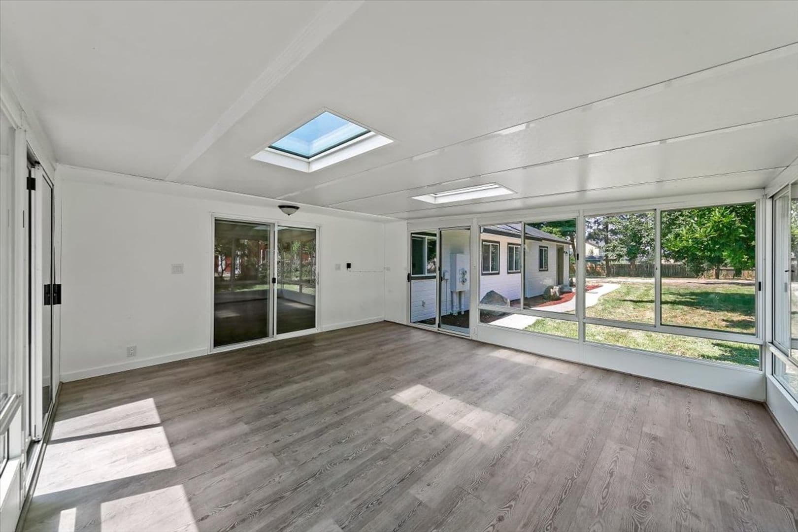Middleton House: 297 Bard Ave