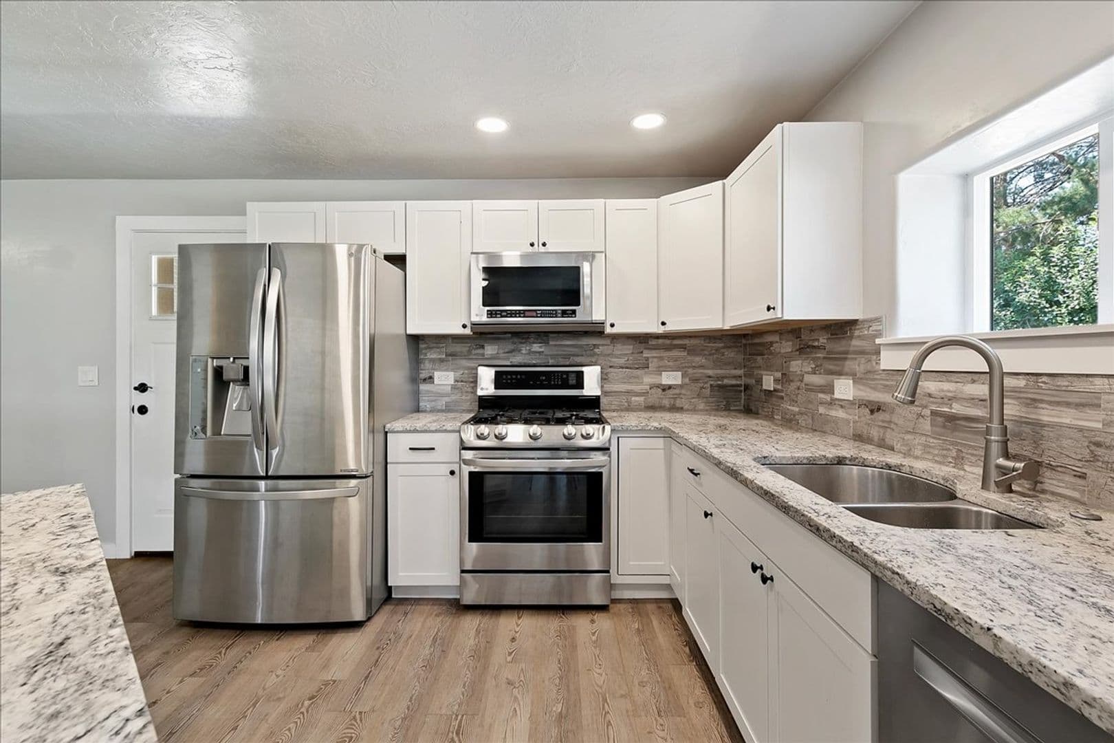 Middleton House: 297 Bard Ave