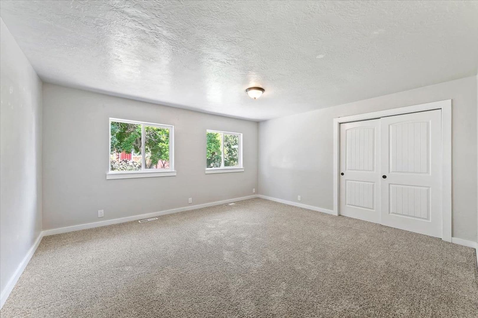 Middleton House: 297 Bard Ave