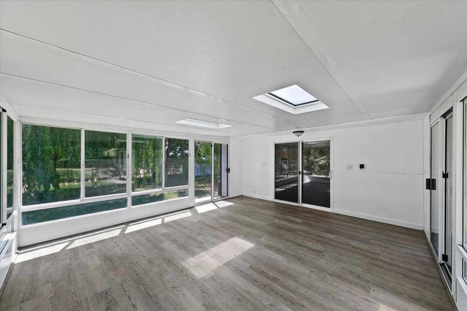 Middleton House: 297 Bard Ave
