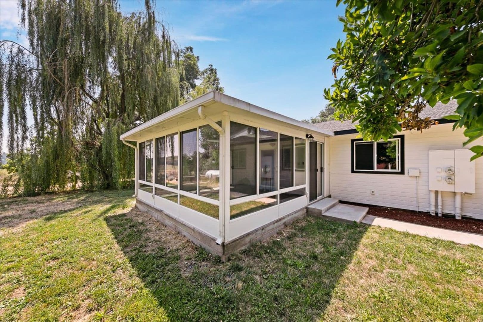 Middleton House: 297 Bard Ave