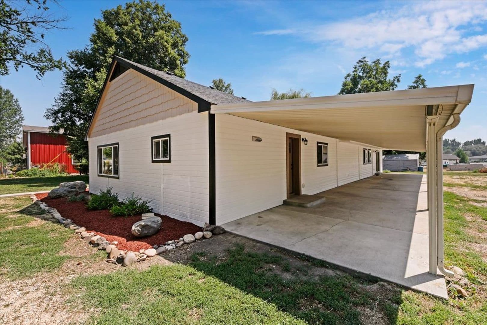 Middleton House: 297 Bard Ave