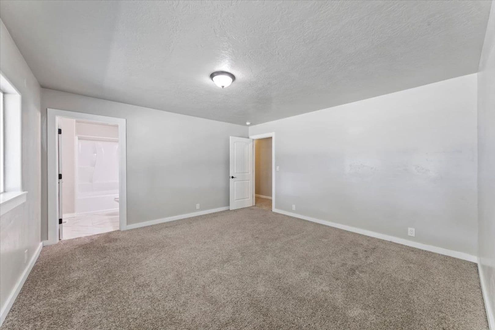 Middleton House: 297 Bard Ave