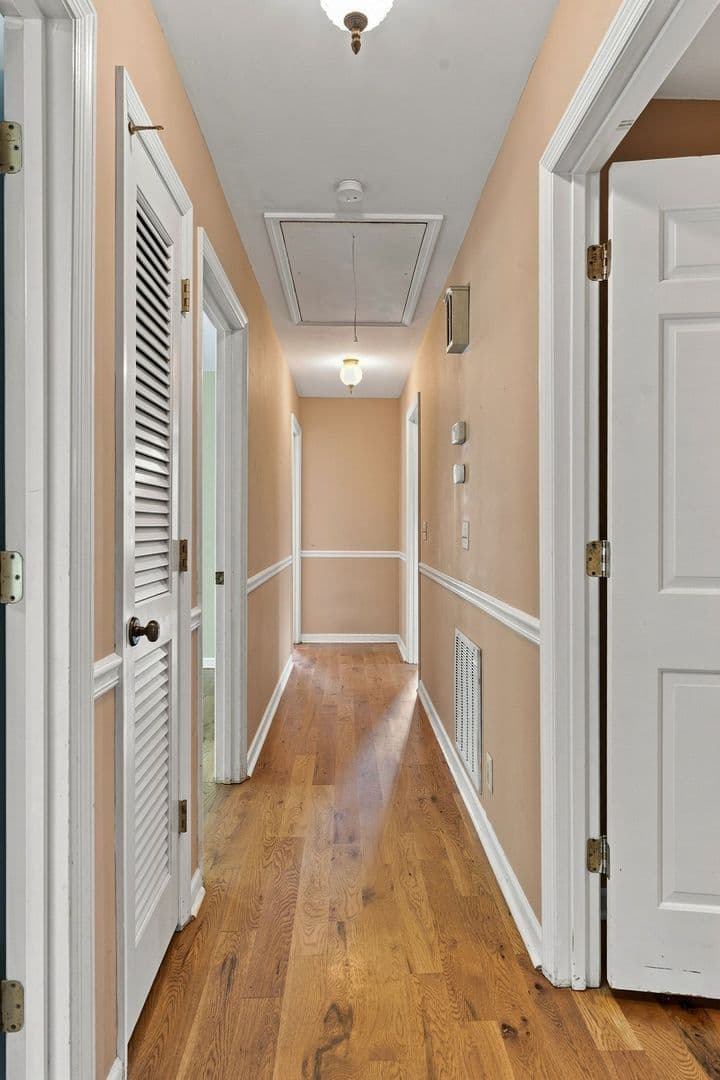 Brentwood House: 1713 Pinetree Lane