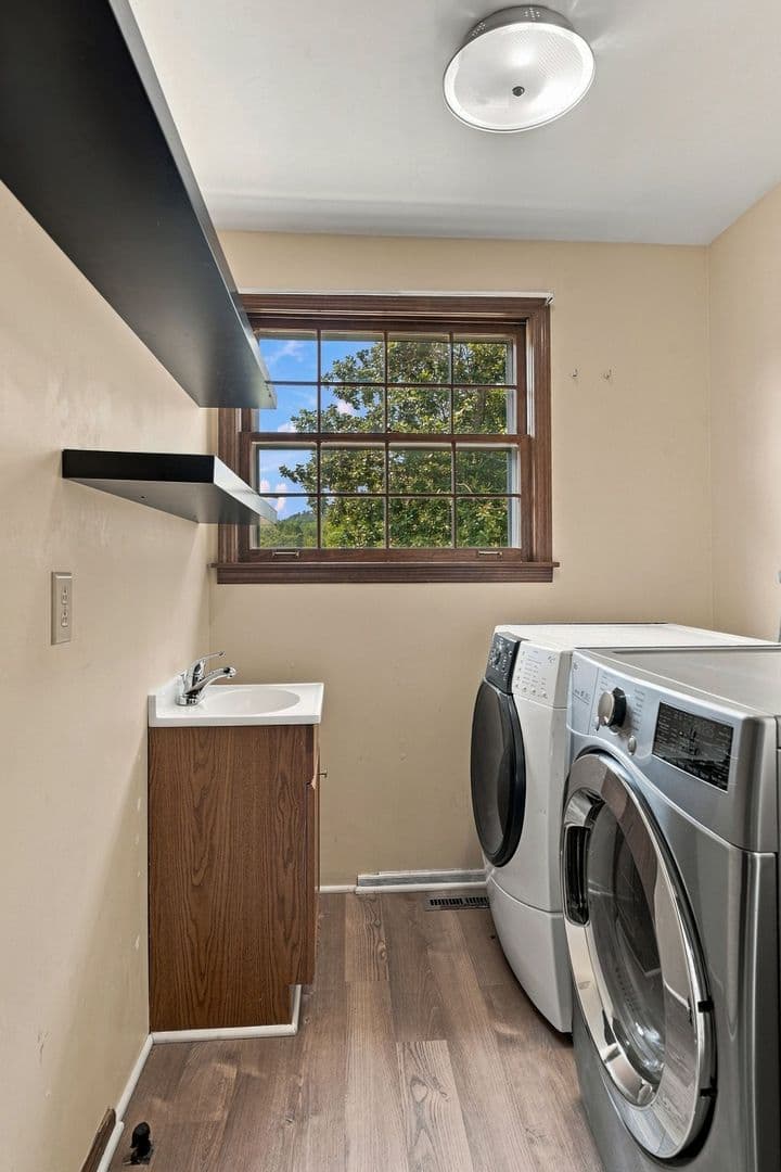 Brentwood House: 1713 Pinetree Lane