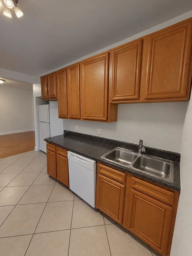 Chicago Apartment: 5652 N. Ridge Unit 2N
