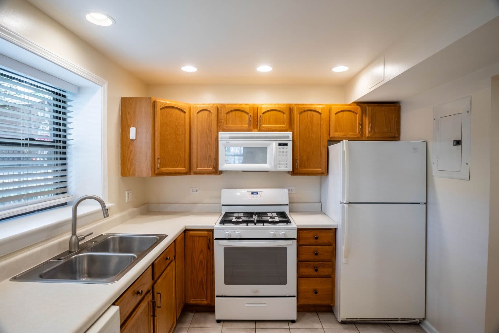 Chicago Apartment: 1902 W. Birchwood Ave