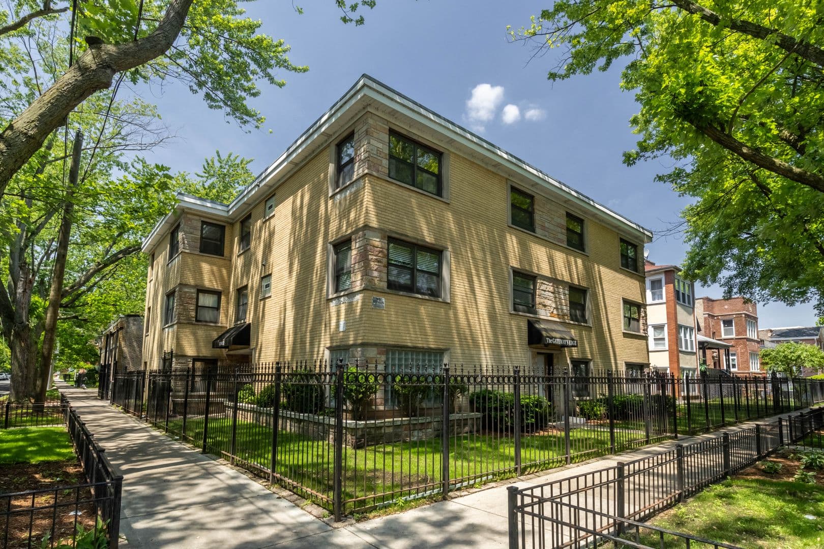 Chicago Apartment: 1902 W. Birchwood Ave