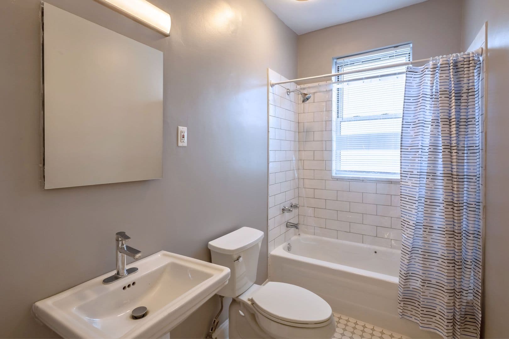 Chicago Apartment: 5652 N. Ridge Unit 2N