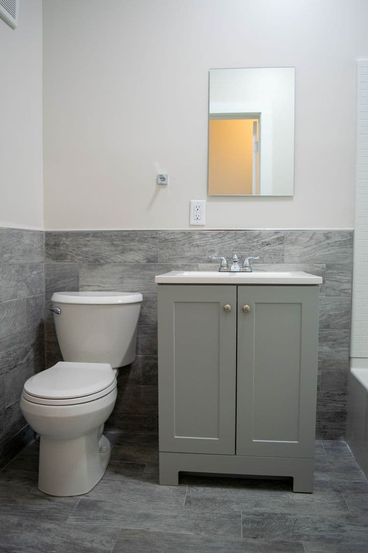 New Haven Apartment: 46-48 Henry St - 2R
