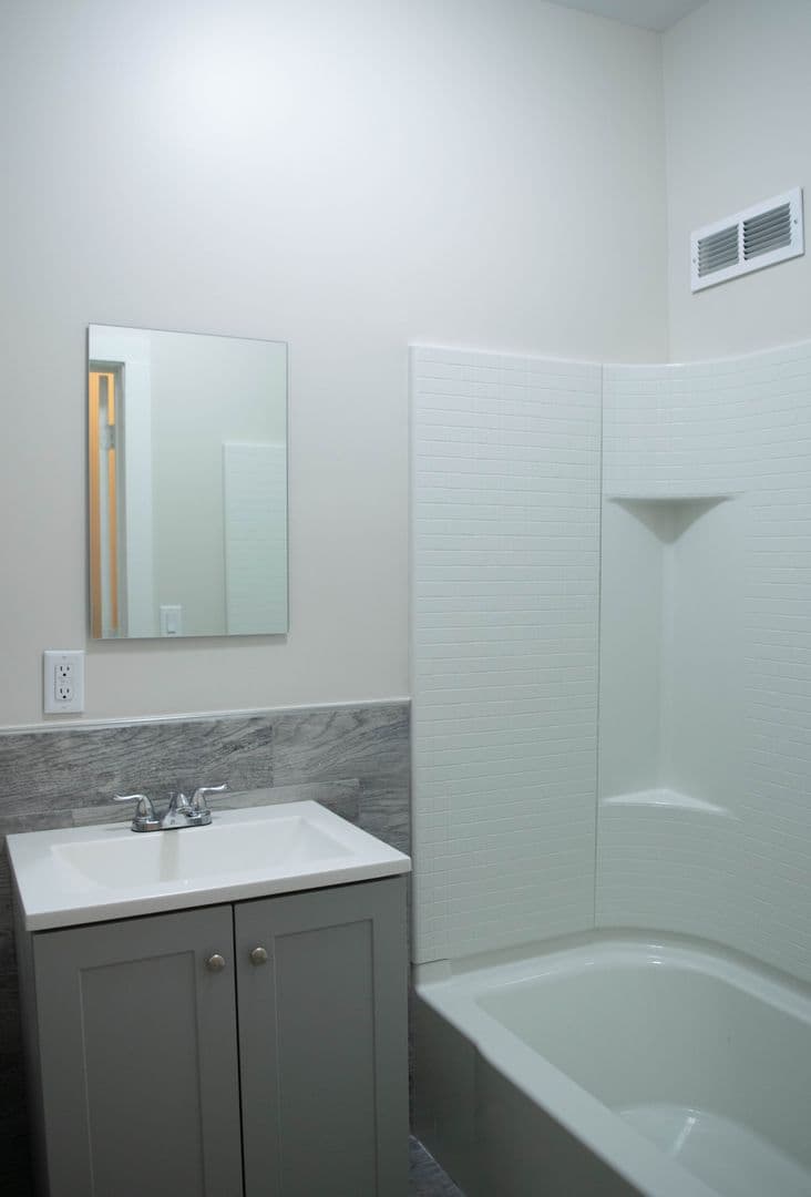 New Haven Apartment: 46-48 Henry St - 2R