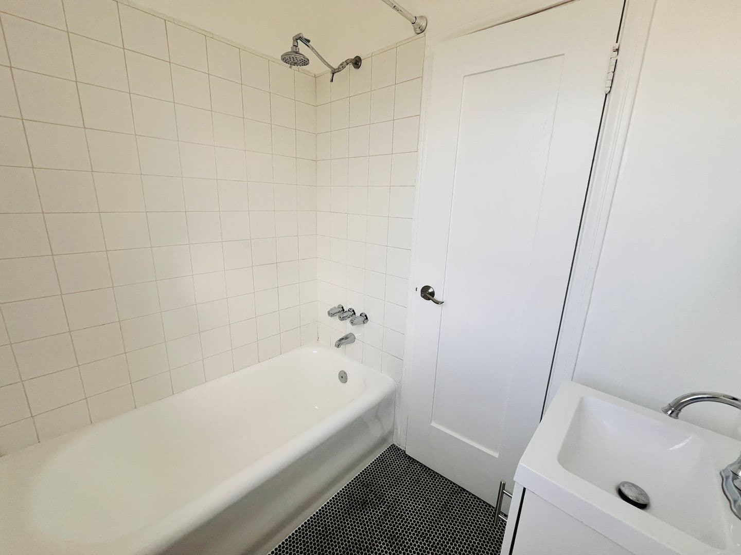 Los Angeles Apartment: 407 S Kenmore Ave.