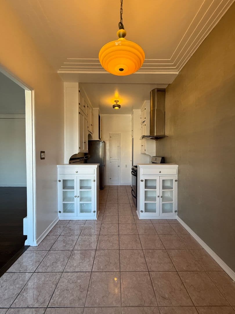 Los Angeles Apartment: 3748 W 9th St.