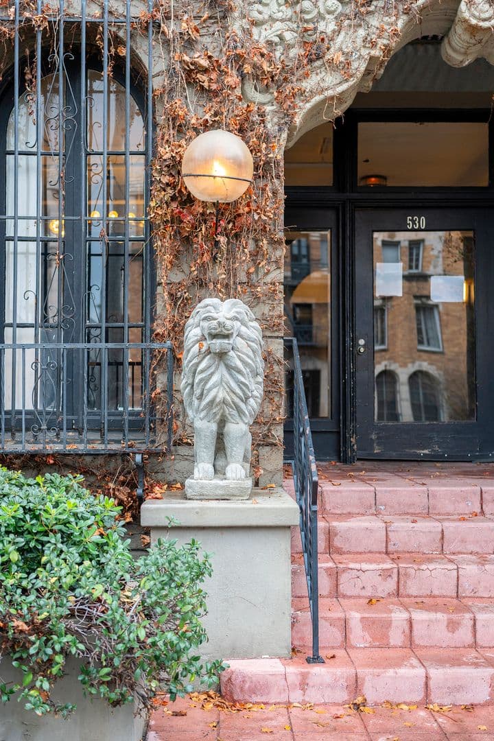 Los Angeles Apartment: 530 S Kenmore Ave.