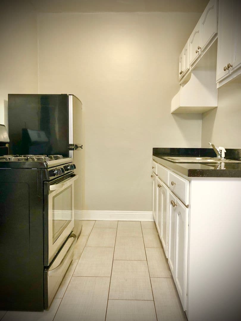 Los Angeles Apartment: 427 S Mariposa Ave.