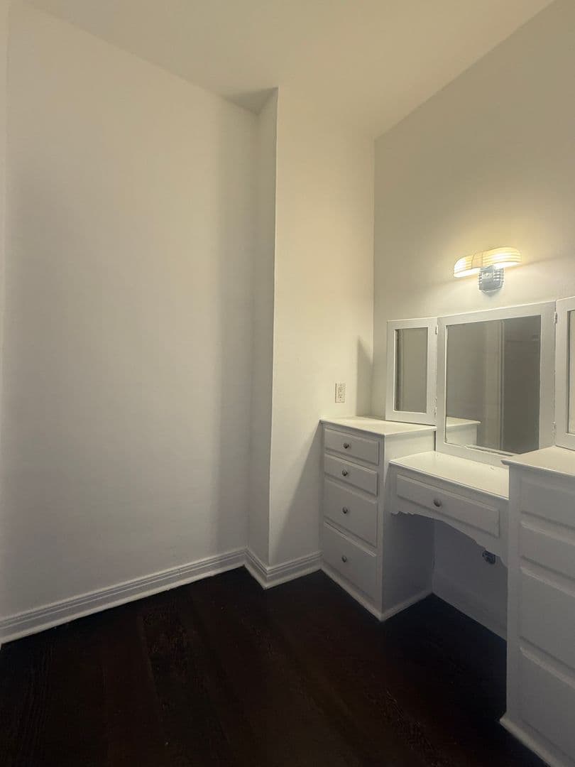 Los Angeles Apartment: 3748 W 9th St.