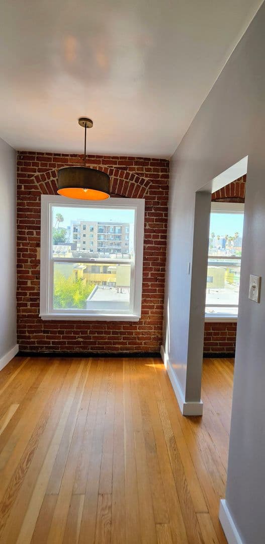 Los Angeles Apartment: 407 S Kenmore Ave.