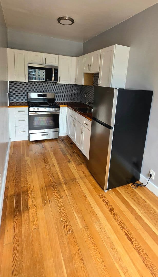 Los Angeles Apartment: 407 S Kenmore Ave.