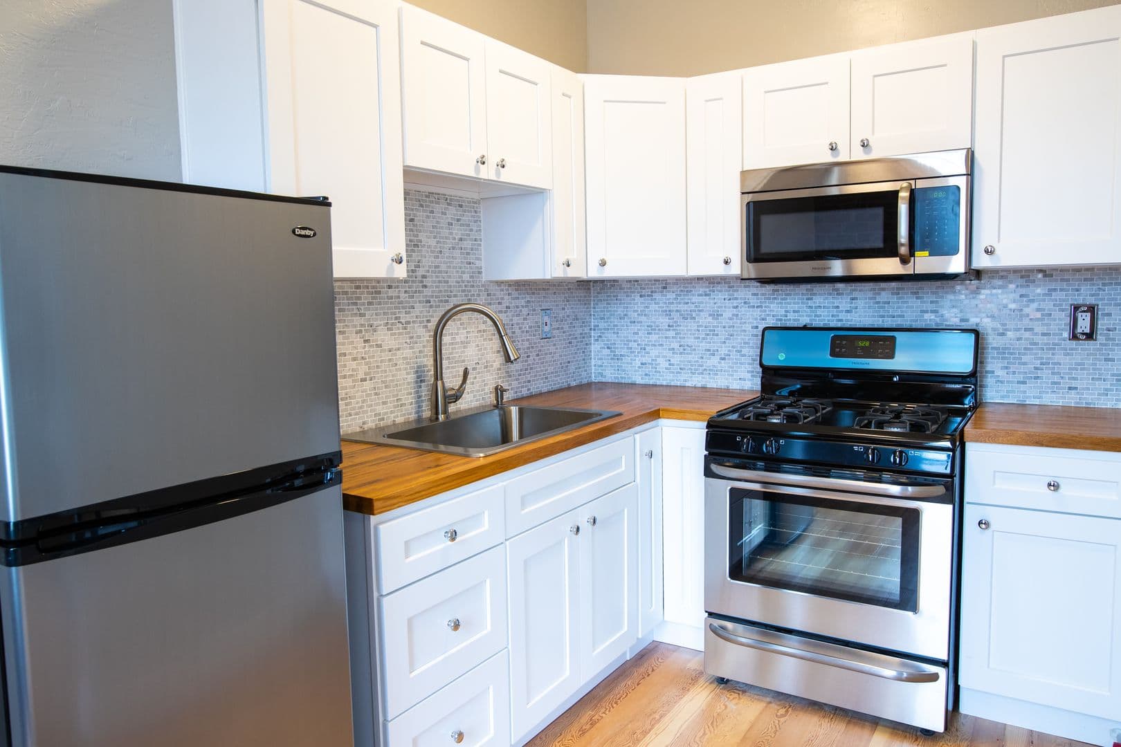 Los Angeles Apartment: 427 S Mariposa Ave.