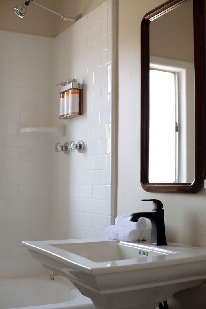 Los Angeles Apartment: 1825 N Cahuenga Blvd.
