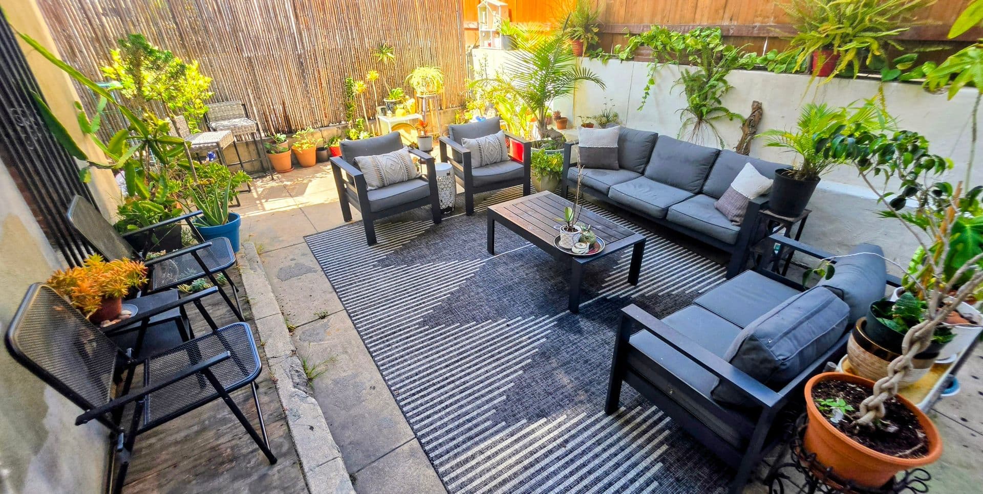 Los Angeles Apartment: 407 S Kenmore Ave.