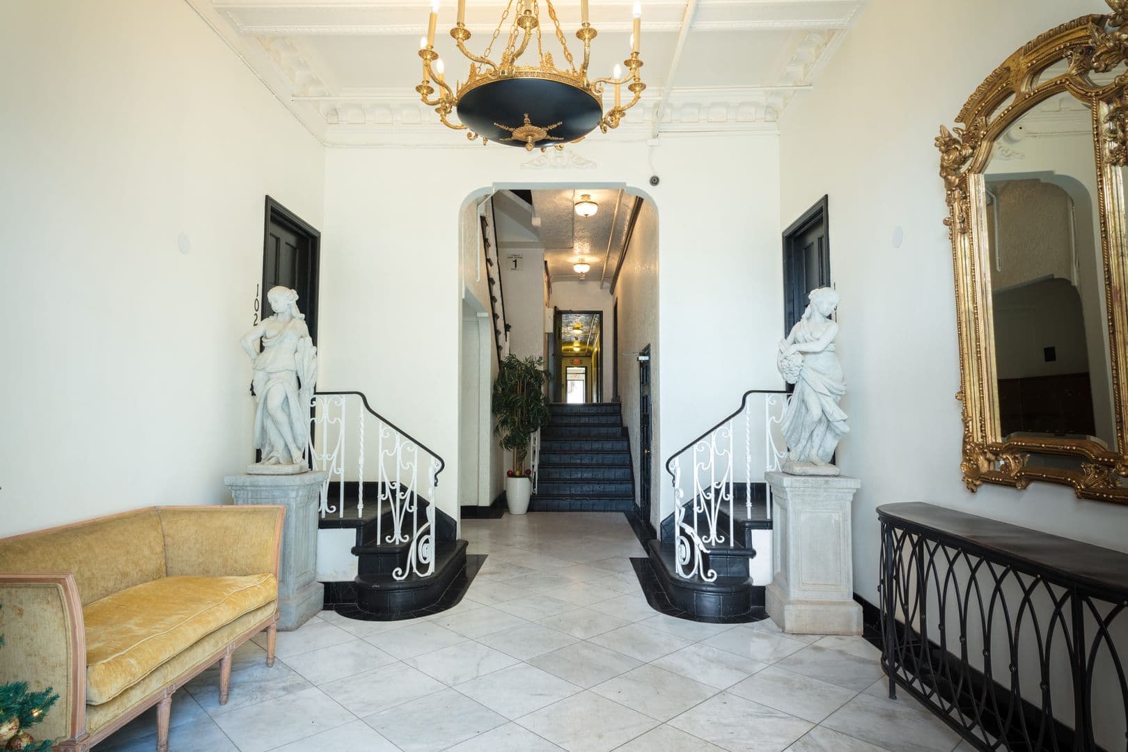 Los Angeles Apartment: 407 S Kenmore Ave.
