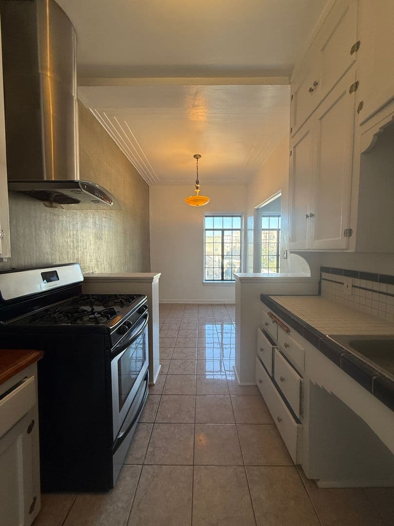 Los Angeles Apartment: 3748 W 9th St.