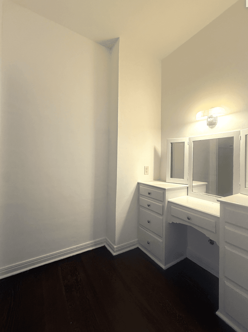 Los Angeles Apartment: 3748 W 9th St.