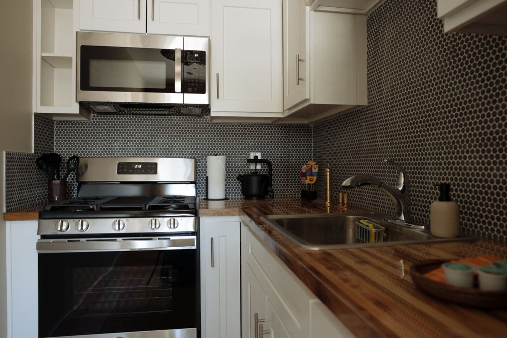 Los Angeles Apartment: 1825 N Cahuenga Blvd.