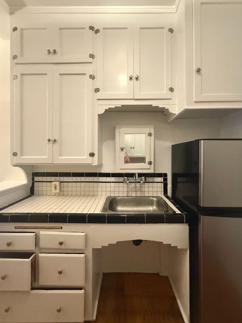 Los Angeles Apartment: 3748 W 9th St.