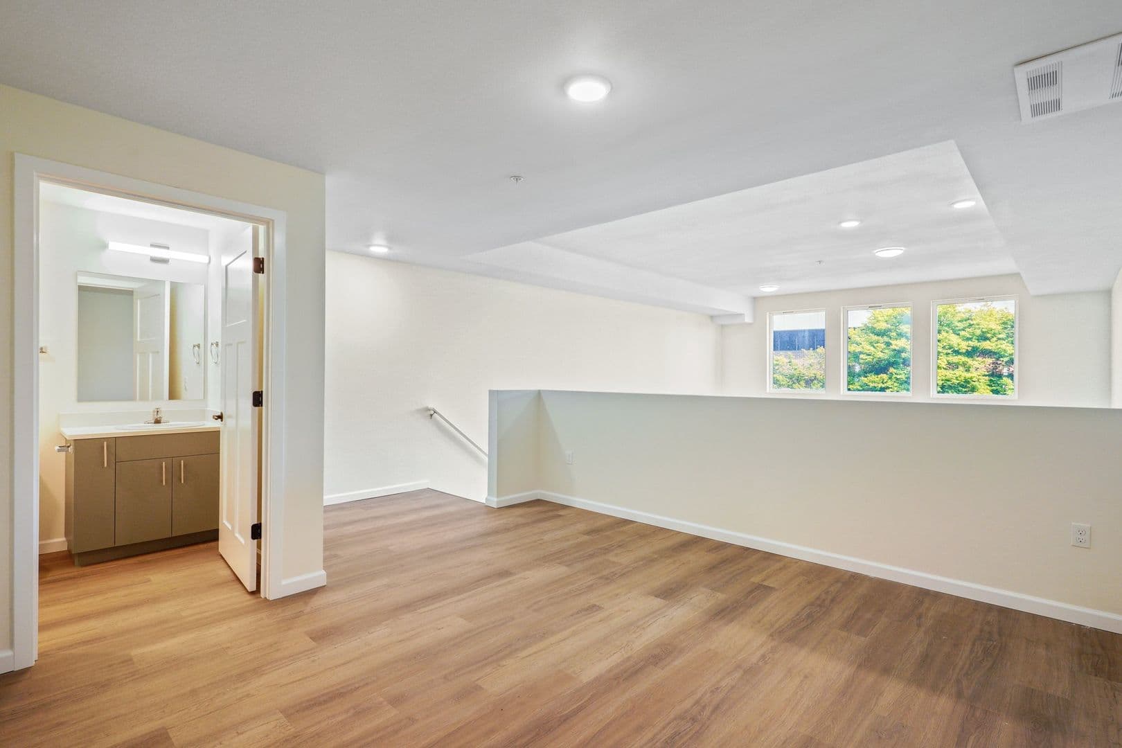 Olympia Apartment: 401 Union Ave SE