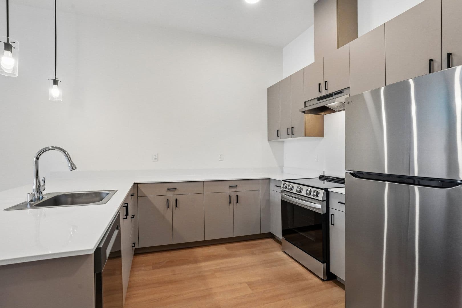 Lacey Apartment: 2463 Hogum Bay Rd NE