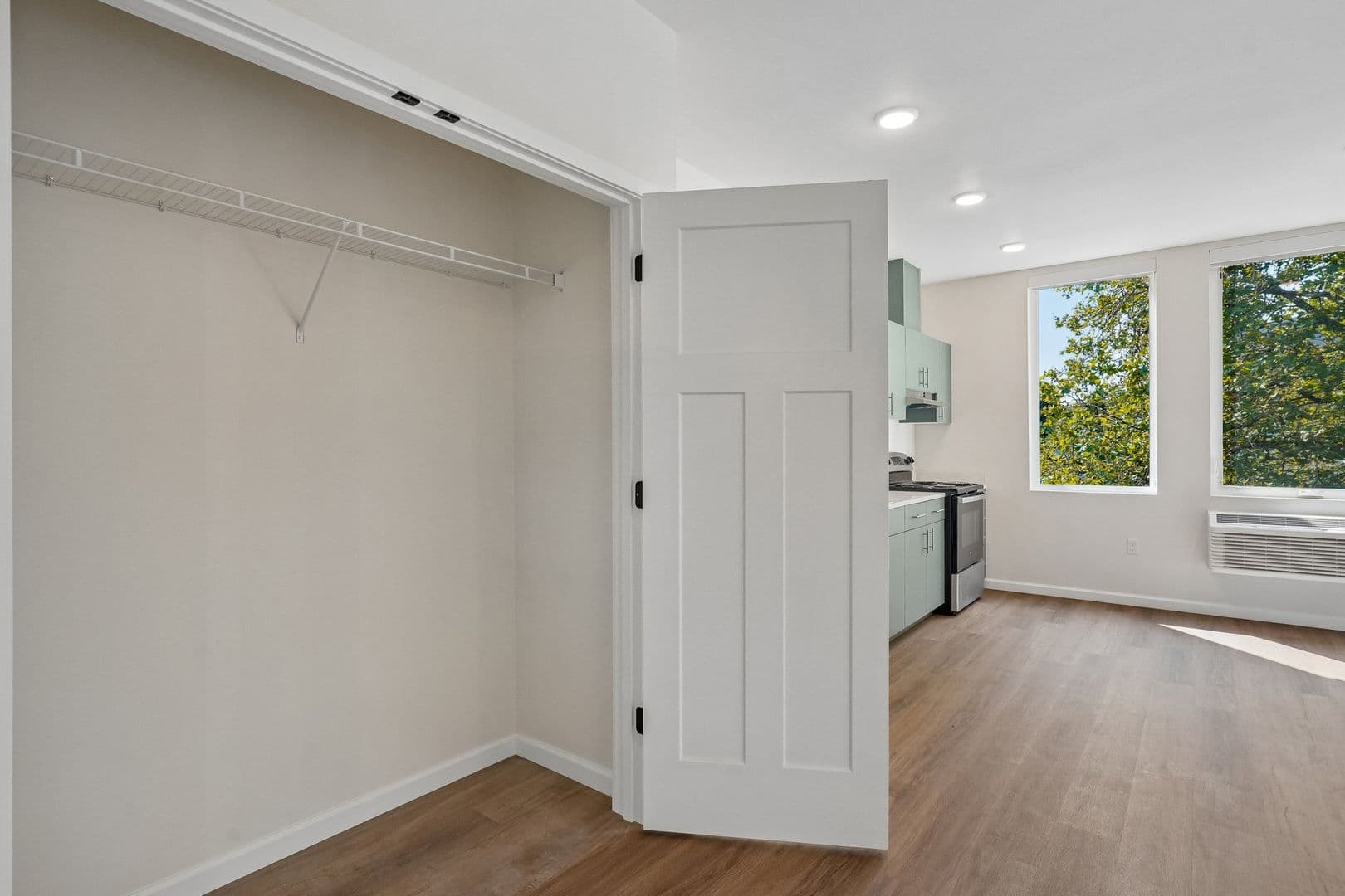 Olympia Apartment: 401 Union Ave SE